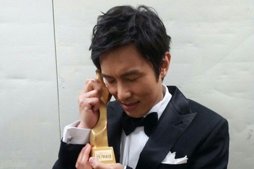 神話のメンバー、キム・ドンワンが、「KBS演技大賞」コメディードラマ部門で優秀演技賞を受賞した。写真＝ライブワークスカンパニーの公式ツイッター