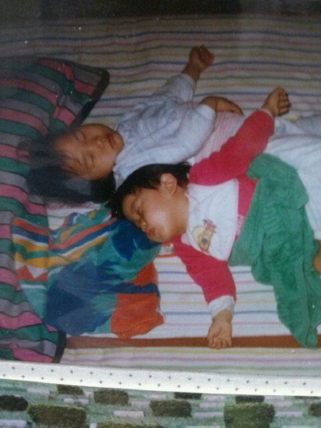 2PMテギョンが、幼少時に撮影されたあどけない寝顔の写真を公開した。写真＝テギョンのツイッターより