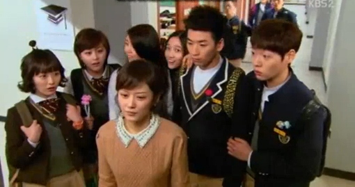韓国KBS 2TVドラマ『学校 2013』製作陣側が、16日、論議を呼んだT-ARAのメンバー、ダニの“迷惑演技”に対する立場を明らかにした。