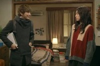 ドラマ『隣のイケメン』では、パク・シネとユン・シユンの同居生活がスタートする。