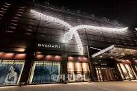 ブルガリ（BVLGARI）がチャン・ドンゴンとミシェル・ヨーを招待し、北京の新たなランドマークとなったセルペンティ（Serpenti）の点灯式を行った。