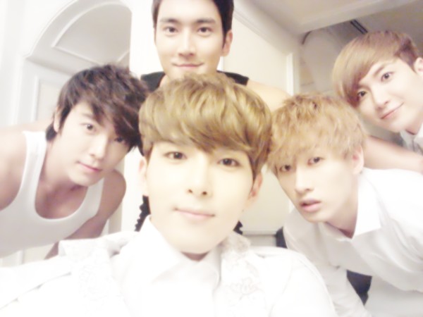 SUPER JUNIORのリョウクが軍入隊中のイトゥクと一緒に写った過去の写真を公開した。写真＝リョウクのツイッターより