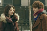 tvNドラマ『隣のイケメン』で、三角関係が本格的に繰り広げられる中、パク・シネに対するユン・シユンのやるせない思いが爆発し、視線を集中させた。