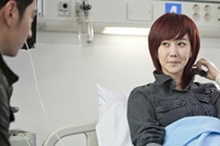 ドラマ『7級公務員』で、キム・ミンソが負傷し病院に入院したが、それを見舞に来た2PMチャンソンを見つめる彼女の眼差しが尋常ではない。二人の間に何かあったのか？