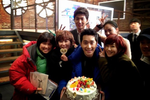 2PMチャンソンが誕生日を迎え、ドラマ『7級公務員』の共演者たちから祝福を受けた。写真＝チャンソンのツイッターより