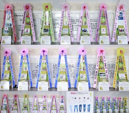 B1A4の韓国・海外のファンたちが、B1A4公式ファンクラブBANA1期創団式に米花輪を贈り、B1A4を応援した。写真＝ドリーミー