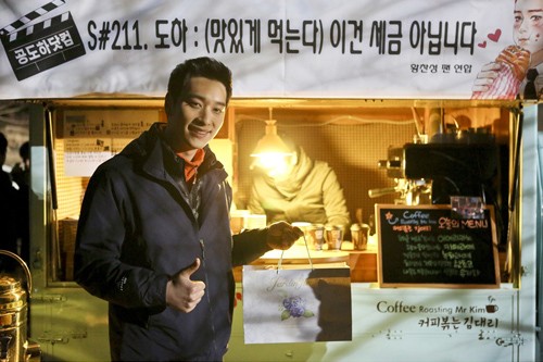 2PMチャンソンのファンクラブ、『7級公務員』撮影現場に食事をプレゼント
