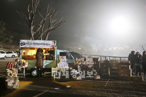 2PMチャンソンのファンが、ドラマ『7級公務員』の撮影現場に太っ腹なプレゼントを送った。