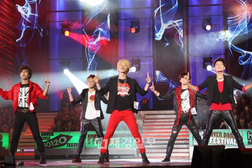 SHINeeが、13日午後6時に生放送されたMBCミュージックの音楽番組「SHOWチャンピオン」で3週連続1位を獲得した。