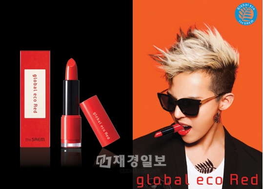 コスメブランド「the SAEM」が、BIGBANGのG-DRAGONを広告に採用したグローバルエコレッドカラーのリップスティックを発売した。
