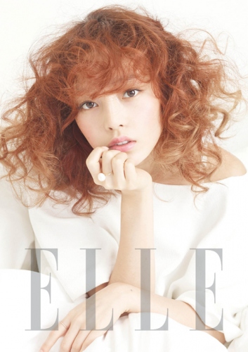 女性アイドルグループKARAのク・ハラが、ファッションマガジン「ELLE」4月号において、世界的な化粧品ブランド「ディオール」のグラビアとインタビューで異色の美しさを披露し話題になっている。写真＝ELLE