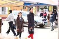 SBSドラマ『その冬、風が吹く』が、チョ・インソン＆ソン・ヘギョの市場デート写真を公開し視線を集中させている。写真＝その冬、風が吹く