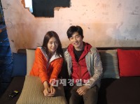 ユン・ゲサンとパク・シネの共演で話題を集めている映画『愛のじゃんけん』のポスター撮影現場が公開された。