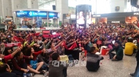 アジアツアー広州公演のために29日に広州入りした2PMは、空港で2000人のファンに迎えられ大歓声を受けた。