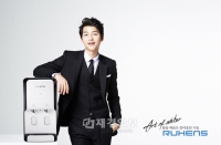 　韓国の浄水器メーカー「RUHENS」が、4月の初めに新商品を発売する。俳優ソン・ジュンギを専属モデルに採用した同社は、3月末に全てのポスター広告やテレビ広告撮影を終えたことを伝えた。