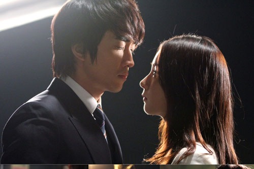MBCドラマ『男が愛する時』のシン・セギョン＆ソン・スンホンカップルが“電柱キス”シーンのスチールカットを公開し視聴者の好奇心を刺激している。写真=ブリスメディア