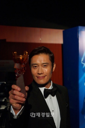 映画『G.I.ジョー バック2リベンジ』で主役を務めたイ・ビョンホンが、中華圏の権威ある授賞式「第9回Huading Award」で最優秀海外俳優賞を受賞した。