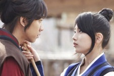 MBCドラマ『九家の書』のイ・スンギとペ・スジ（Miss A）が、“竹刀強打”シーンを披露した。写真=サムファネットワークス