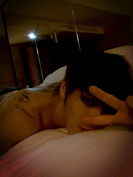JYJのキム・ジェジュンがベッドで寝転がっているセルフショットを公開した。写真＝ジェジュンのツイッターより