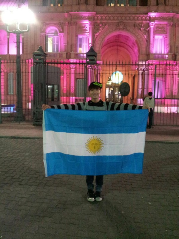 ワールドツアーで南米巡回中のSUPER JUNIORリョウクが、アルゼンチンのピンクハウス（大統領府）前で撮影した記念写真を公開した。写真＝リョウクのツイッターより