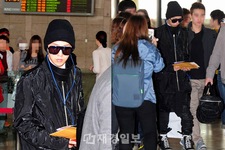 BIGBANG G-DRAGONの空港ファッションがネット上で話題になっている。写真＝RICK OWENS