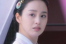 宮廷に入ったキム・テヒが、大妃キム・ソンギョンとイニョンたちの嫌がらせを克服し、ユ・アインとのラブロマンスを続けて行くことができるのか、視聴者たちの関心が集中している。
