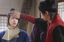 MBCドラマ『九家の書』で、イ・スンギ＆スジの“おでこタッチ”のシーンが捉えられ、目を引いている。写真=サムファネットワークス