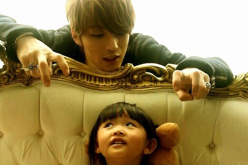 JYJのキム・ジェジュンがほのぼのとした小さな女の子とのツーショット写真を公開した。写真＝ジェジュンのツイッターより