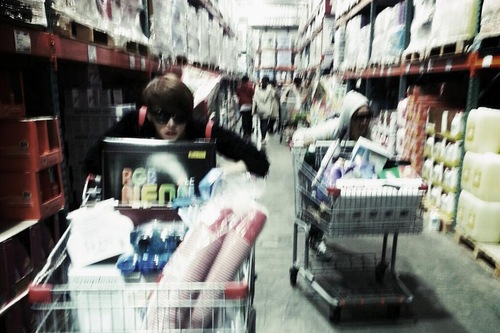 JYJのキム・ジェジュンがショッピングカートでスーパーを駆け抜けた。写真＝ジェジュンのツイッターより