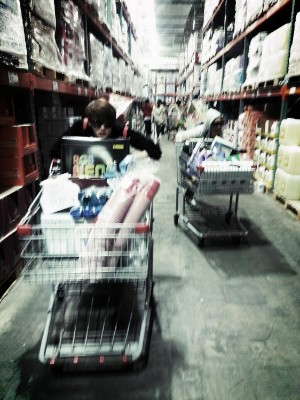 JYJのキム・ジェジュンがショッピングカートでスーパーを駆け抜けた。写真＝ジェジュンのツイッターより