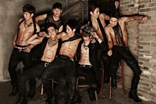 7人組男性アイドルグループ「100%」(100パーセント)が割れた腹筋を披露し、新たに「野獣系アイドル」の仲間入りをした。
