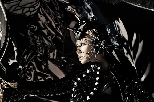 28日に初のソロ曲『ワルい女』をリリースする2NE1のCLがパワフルなティーザーイメージを公開した。