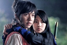MBCドラマ『九家の書』で、イ・スンギがスジを“お姫様抱っこ”し、視聴者の視線を引き付けそうだ。写真=サムファネットワークス