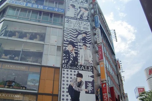 5日に日本1stアルバム『恋に落ちるとき』をリリースしたINFINITEのアルバム発売を知らせる屋外ビジョンや超大型看板が渋谷などで設置され、道行く人の視線を集めている。