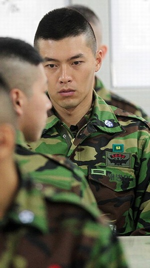ヒョンビンとハ・ジウォンが、“軍人が最もよく似合う芸能人”1位に選ばれた。