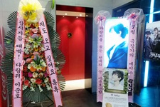 2PMジュノのファンたちが、ジュノのスクリーンデビュー作である映画『監視者たち』の制作報告会に米花輪500kgを送り、ジュノを応援した。