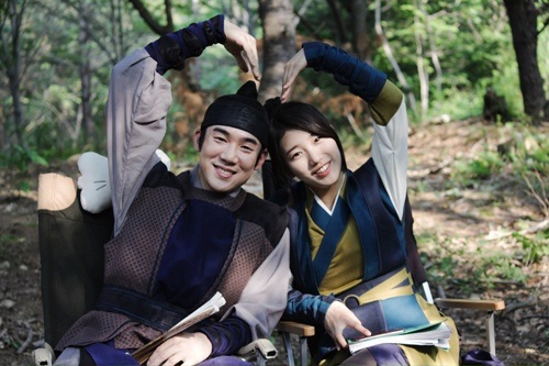 俳優ユ・ヨンソクがMiss Aスジとのツーショット写真を公開した。写真=キングコングエンターテイメント