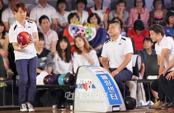 神話(SHINHWA)のアンディが、芸体能チームの新しいメンバーとして迎え入れられた。写真=KBS 2TV『僕らの町の芸・体・能』
