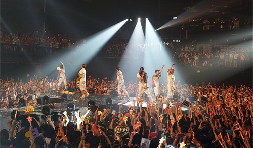 神話(SHINHWA)が2013年アジアツアーの台湾公演で、15年目アイドルグループの威厳を改めて見せつけた。