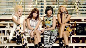 2NE1が、新曲『Falling in Love』の振付練習映像を公開し、メンバーそれぞれの魅力を引き出した“ハープダンス”を披露した。写真＝YGエンターテインメント