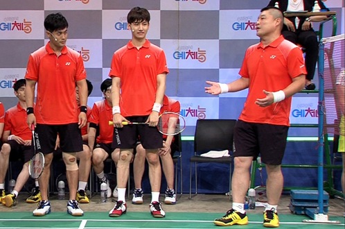 KBS2のスポーツバラエティ番組『僕らの町の芸・体・能』で、東方神起チャンミンとイ・ジョンスのテーピングだらけの脚が注目を集めた。