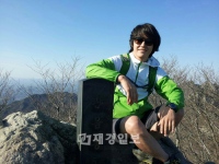 俳優ユン・サンヒョンが登山マニアだったことが最近分かり話題となっている。写真=オンラインコミュニティ掲示板
