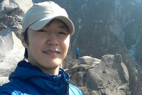 俳優ユン・サンヒョンが登山マニアだったことが最近分かり話題となっている。写真=オンラインコミュニティ掲示板