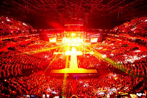東方神起、世界ツアーの上海公演で1万人の観客を魅了