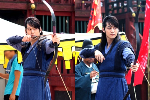 俳優キム・ボムが弓の練習に没頭している写真が公開された。写真=キングコングエンターテインメント