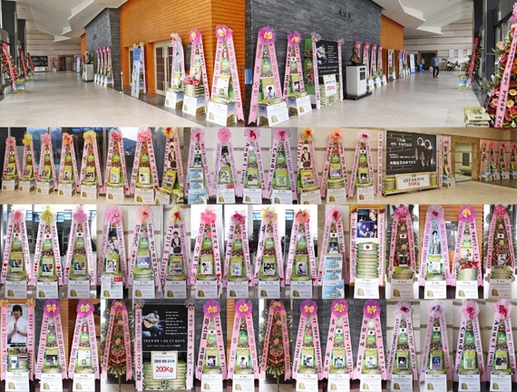 キム・ヒョンジュン（SS501マンネ）の多国籍ファンが、彼の誕生日パーティー会場に大量の米花輪を送り誕生日を祝った。写真＝ドリーミー