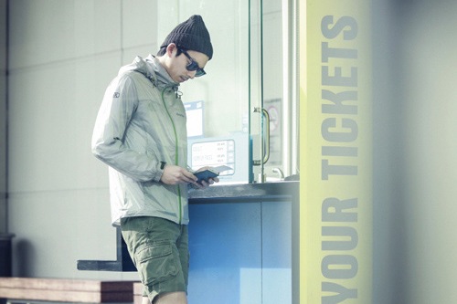 俳優コン・ユの黄金比率の長身スタイルとナチュラルなファッションが際立った空港での写真が公開された。写真=ディスカバリー・エクスペデション