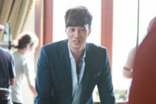 SBSドラマ『主君の太陽』のソ・ジソプ＆コン・ヒョジンの撮影ビハインドカットが公開された。写真＝ボンファクトリー
