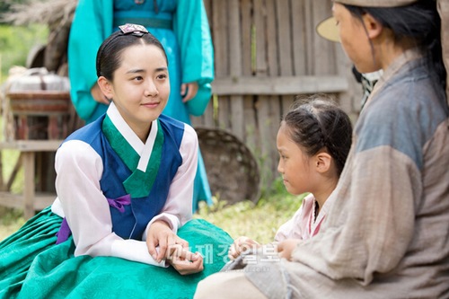 MBC月火ドラマ『火の女神チョンイ』のムン・グニョンが、子役俳優たちに優しい笑顔を見せている写真が公開され目を引いている。写真＝ケイパックス