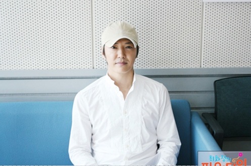 俳優ユン・サンヒョンがラジオ番組でオールマイティーぶりを発揮し、熱い反応を呼んでいる。写真=SBSラジオ『チェ・ファジョンのパワータイム』